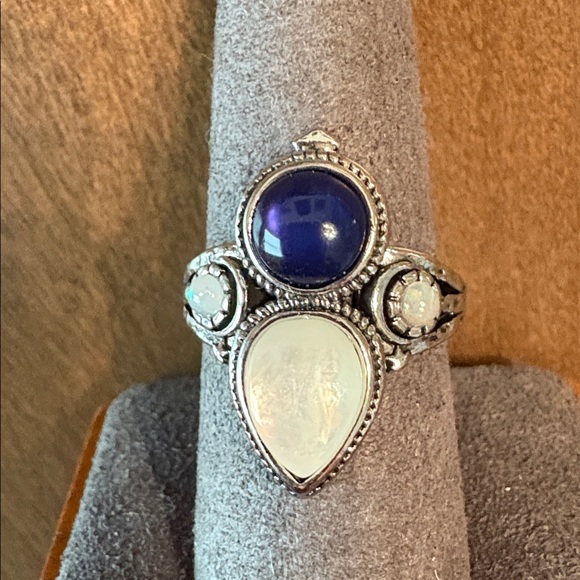 HOLDING Elegant Silver Moonstone and Blue Labradorite Ring - Picture 12 of 13